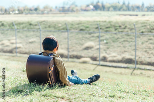 悩む小学生の男の子
