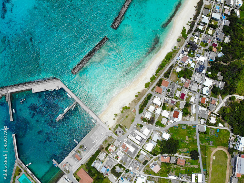 沖縄県島尻郡座間味村の慶良間諸島の阿嘉島をドローンで撮影した空撮写真 Aerial view of Aka Island in the Kerama Islands, Zamami Village, Shimajiri County, Okinawa Prefecture, taken with a drone.
