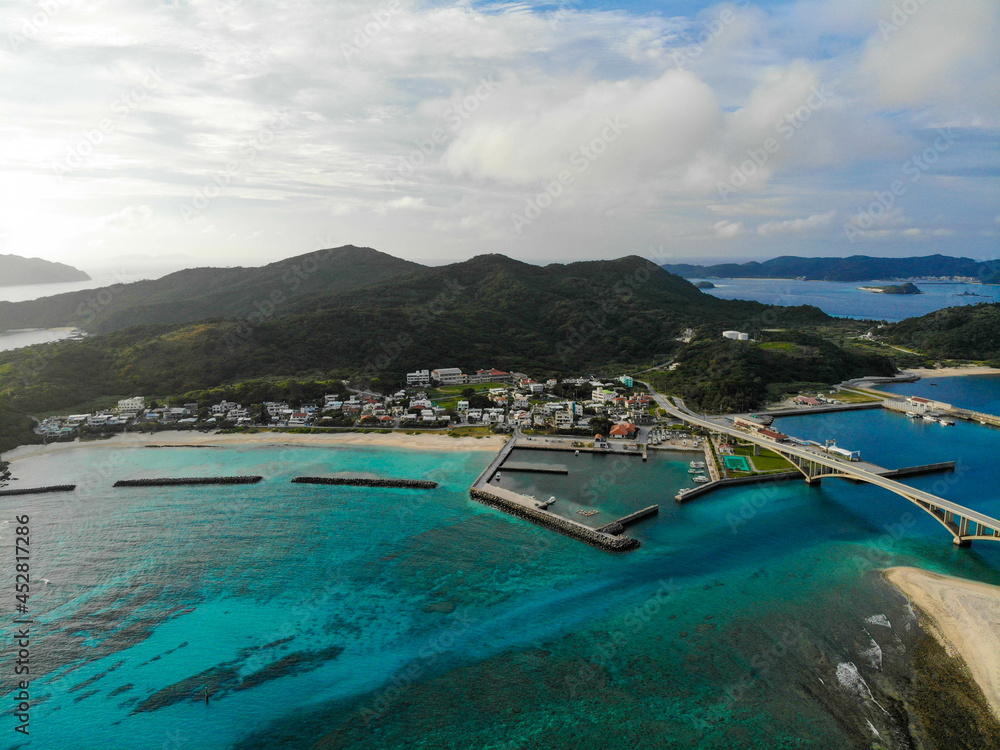 Obraz premium 沖縄県島尻郡座間味村の慶良間諸島の阿嘉島をドローンで撮影した空撮写真 Aerial view of Aka Island in the Kerama Islands, Zamami Village, Shimajiri County, Okinawa Prefecture, taken with a drone.