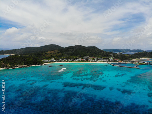 沖縄県島尻郡座間味村の慶良間諸島の阿嘉島をドローンで撮影した空撮写真 Aerial view of Aka Island in the Kerama Islands, Zamami Village, Shimajiri County, Okinawa Prefecture, taken with a drone.