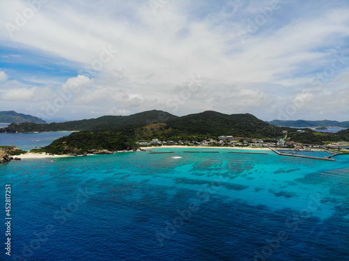 沖縄県島尻郡座間味村の慶良間諸島の阿嘉島をドローンで撮影した空撮写真 Aerial view of Aka Island in the Kerama Islands, Zamami Village, Shimajiri County, Okinawa Prefecture, taken with a drone.