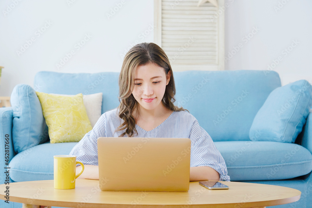 パソコンを使う女性