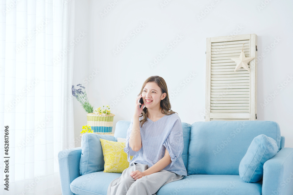 電話する女性 電話する女性