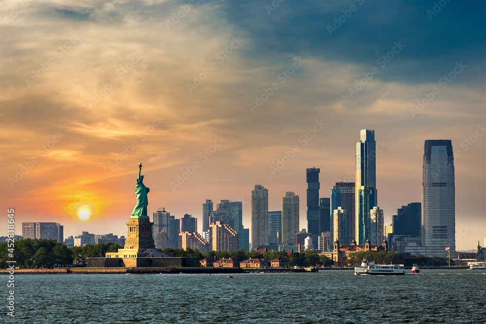 Fototapeta premium Statue of Liberty and Manhattan