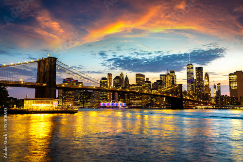 Obraz na plátně Brooklyn Bridge and Manhattan at sunset