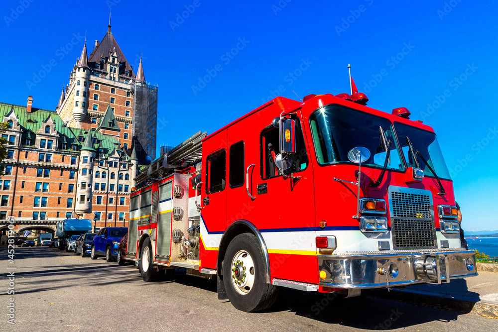 Fototapeta premium Fire engine truck, Frontenac Castle in Quebec