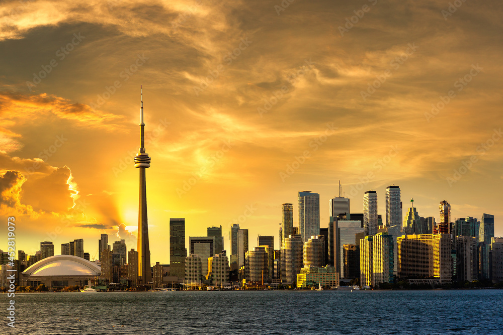 Fototapeta premium Toronto skyline at sunset, Canada