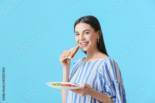 Beautiful young woman eatin...