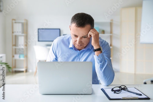 Mature man video chatting i...