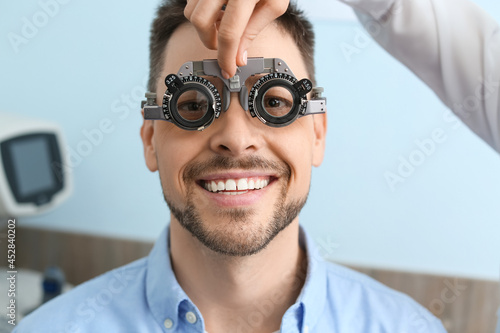 Man visiting ophthalmologis...