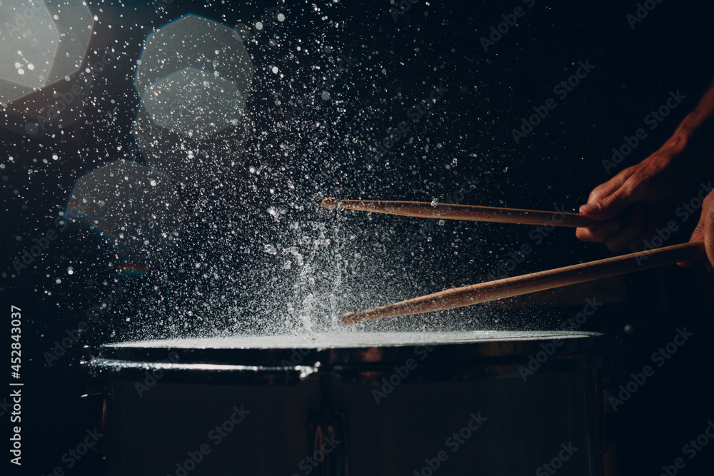 Close up drum sticks drumming hit beat rhythm on drum surface with splash water drops - obrazy, fototapety, plakaty 