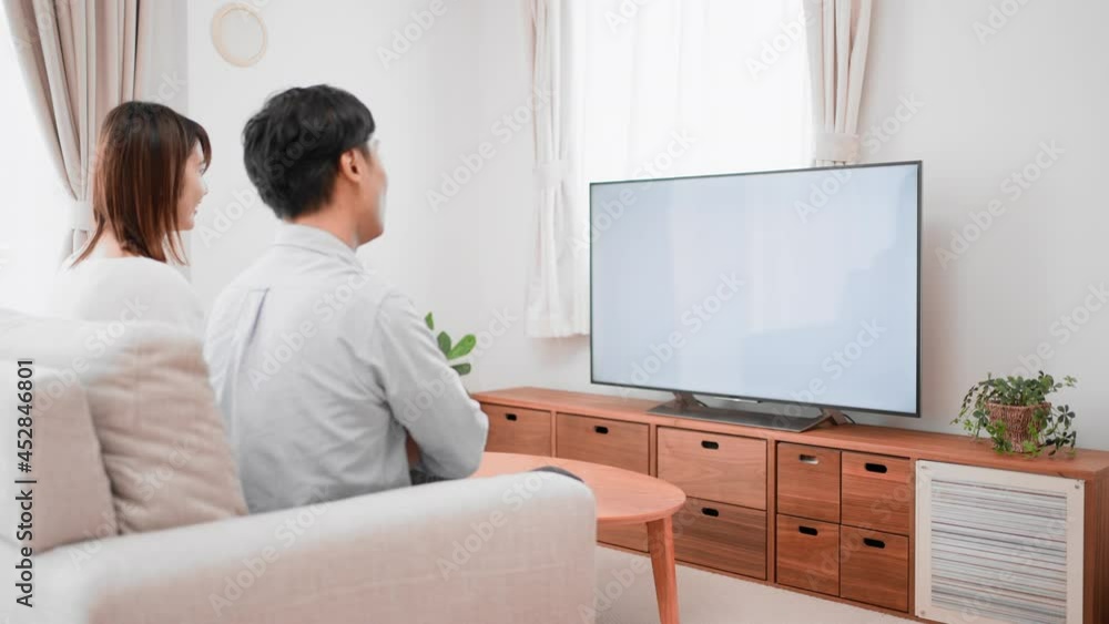 テレビを観る男女 はめ込み合成イメージ テレビを観る男女 はめ込み合成イメージ