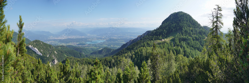 Fototapeta premium Wanderung auf den Mittagskogel/Bärenkogel nahe Faaker See