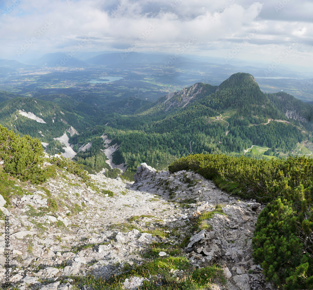 Fototapeta premium Wanderung auf den Mittagskogel: Talblick mit dem Faaker See