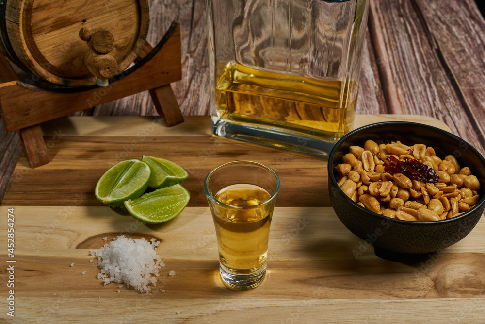 Como tomar un trago de tequila en México con su limón y sal y
