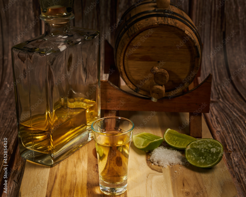 Como tomar un trago de tequila en México con su limón y sal con la