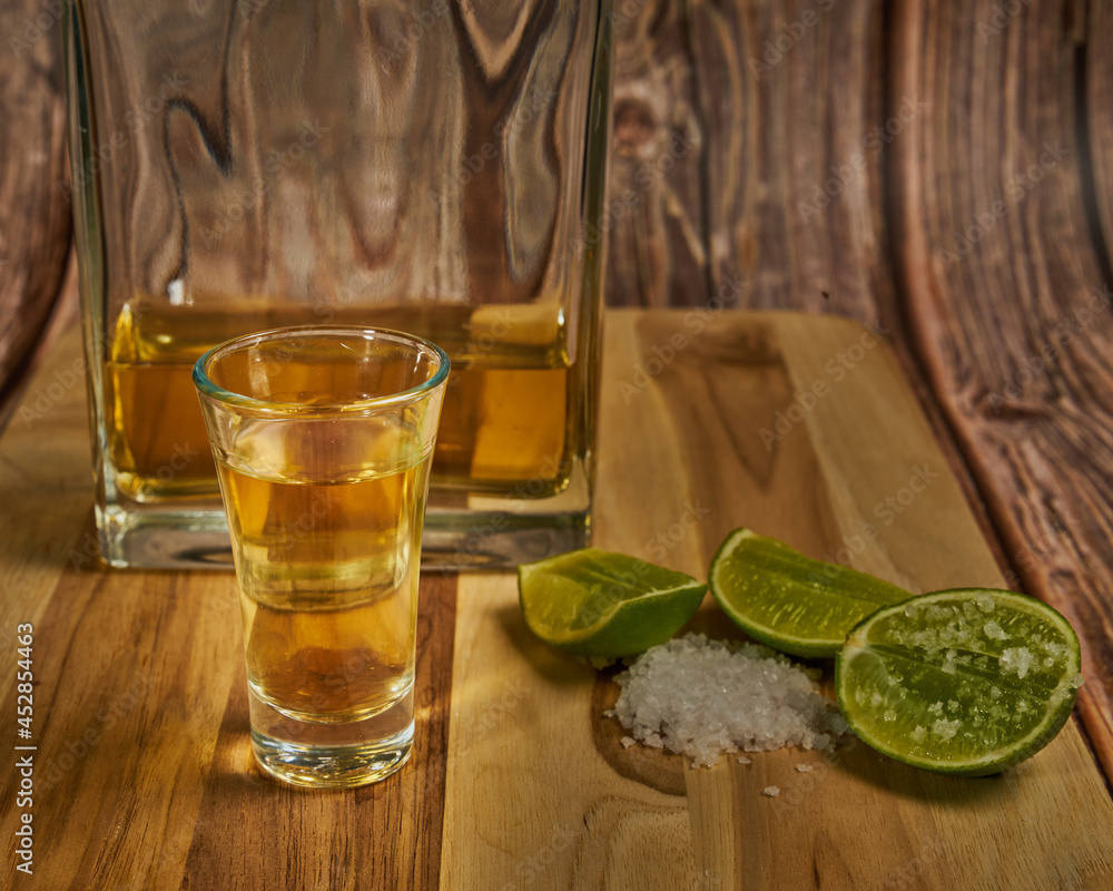 Como tomar un trago de tequila en México con su limón y sal con la