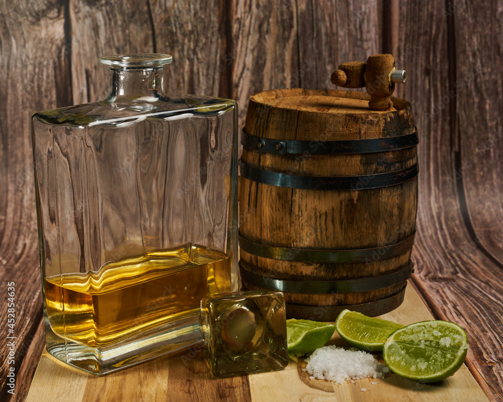 Como tomar un trago de tequila en México con su limón y sal con la ...