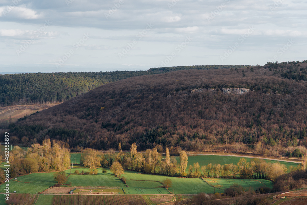 un paysage d'une vallée et d'une colline. Des champs dans une vallée pendant l'hiver.