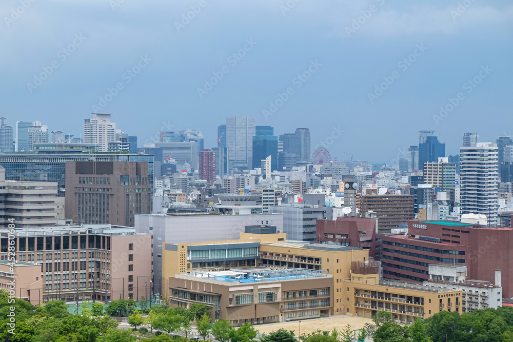 Obraz premium 大阪城天守閣から見た大阪の街並み