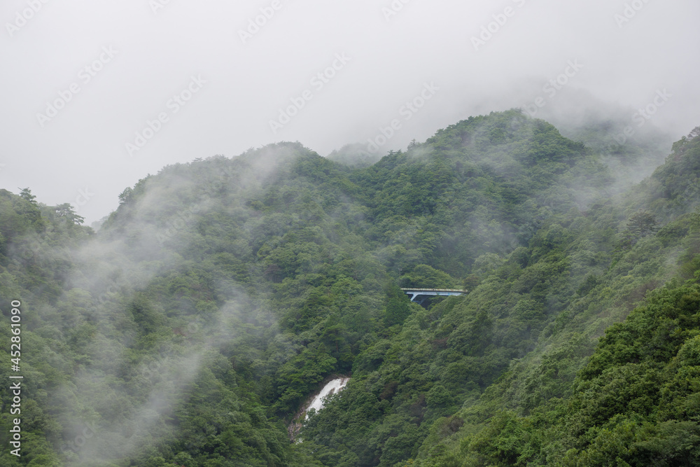 霧がかる御在所岳の中腹に見える蒼滝
