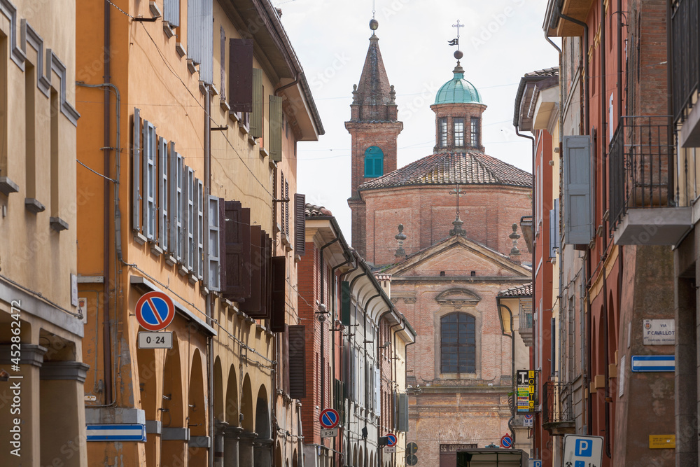 Medicina, Bologna. Strada del centro città con la Chiesa parrocchiale di San Mamante, in stile barocco