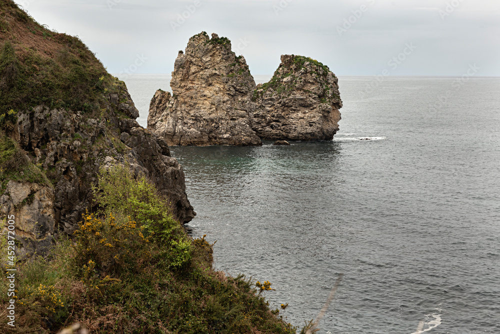 Paisaje de acantilado con roca en el mar,