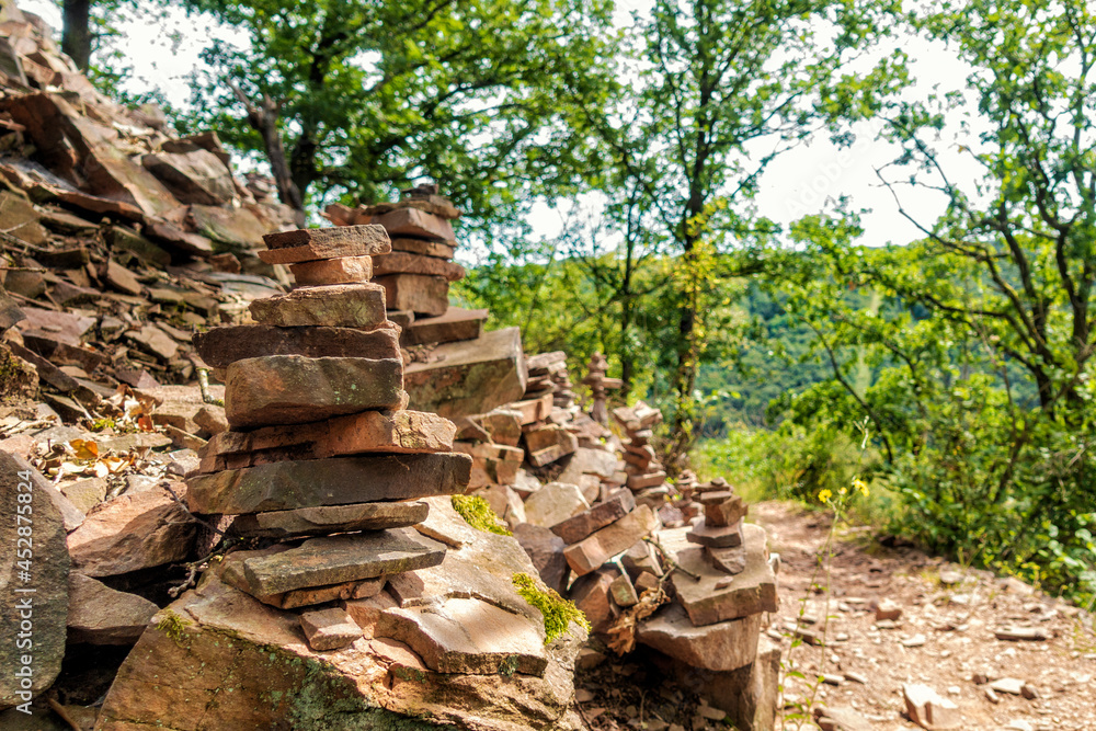Spiel am Wanderweg: Bauen von Steintürmen über der Mosel bei Hatzenport Spiel am Wanderweg: Bauen von Steintürmen über der Mosel bei Hatzenport