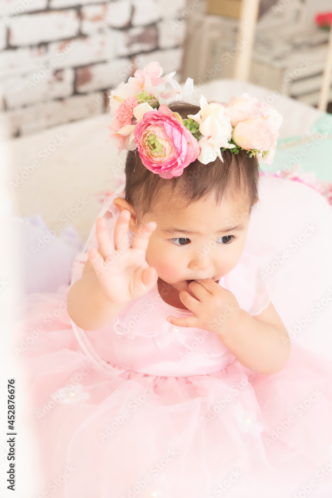 ピンクのドレスを着た赤ちゃん ピンクのドレスを着た赤ちゃん