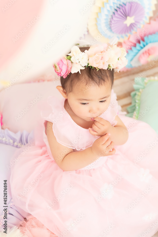 ピンクのドレスを着た赤ちゃん ピンクのドレスを着た赤ちゃん