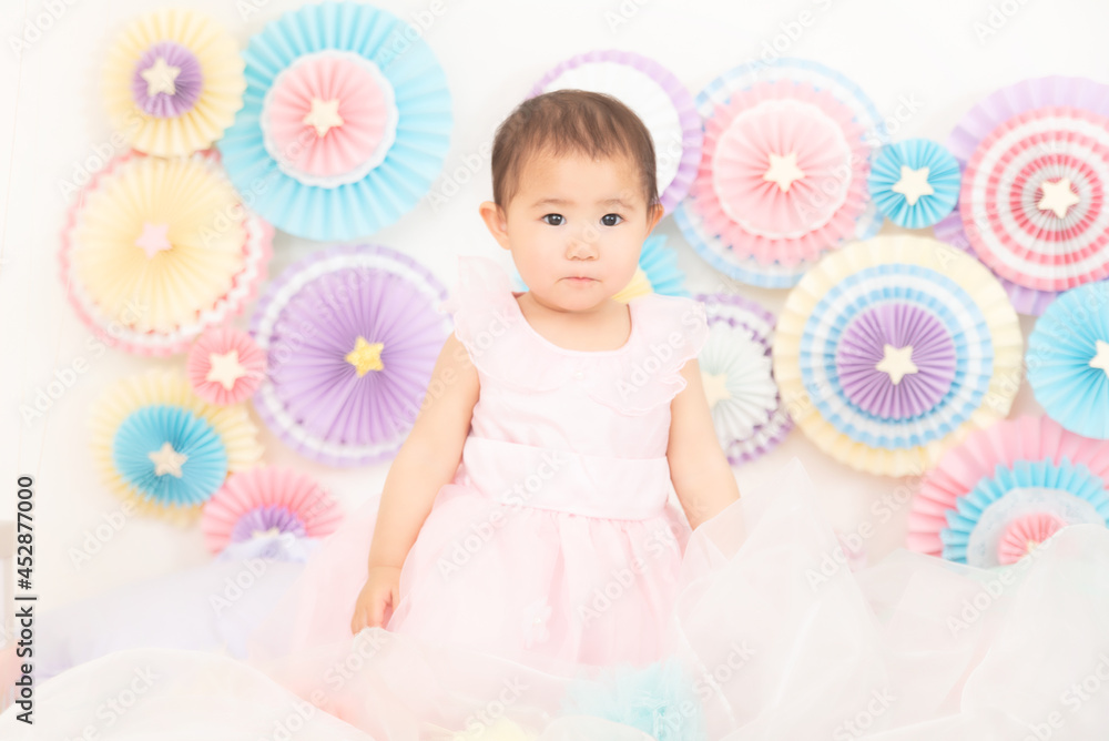 Fototapeta premium ピンクのドレスを着た赤ちゃん