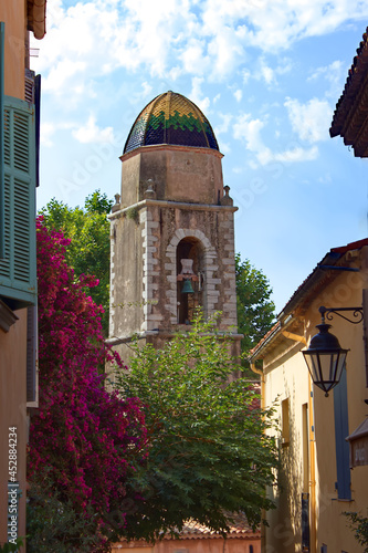 Vue sur la Chapelle de la miséricorde à saint Tropez .
Elle se situe en centre-ville, dans l'ancien quartier de grandes familles de navigateurs du village, rue Gambetta. Datant du milieu du XVIIe sièc photo