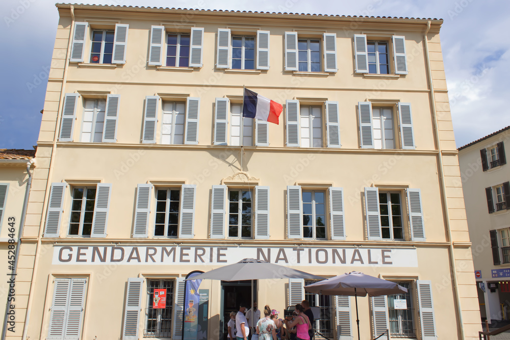 La mytique façade de la gendarmerie de Saint Tropez devenu aujourd'hui un musée qui invite à découvrir l’histoire de ce bâtiment qui, avant de devenir un lieu emblématique suite aux tournages des film