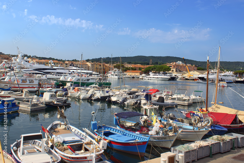 Le port de Saint-Tropez est un petit port de pêche traditionnel, et un important port de plaisance institutionnel de Saint-Tropez, sur la Riviera méditerranéenne de la Côte d'Azur dans le Var en Prove
