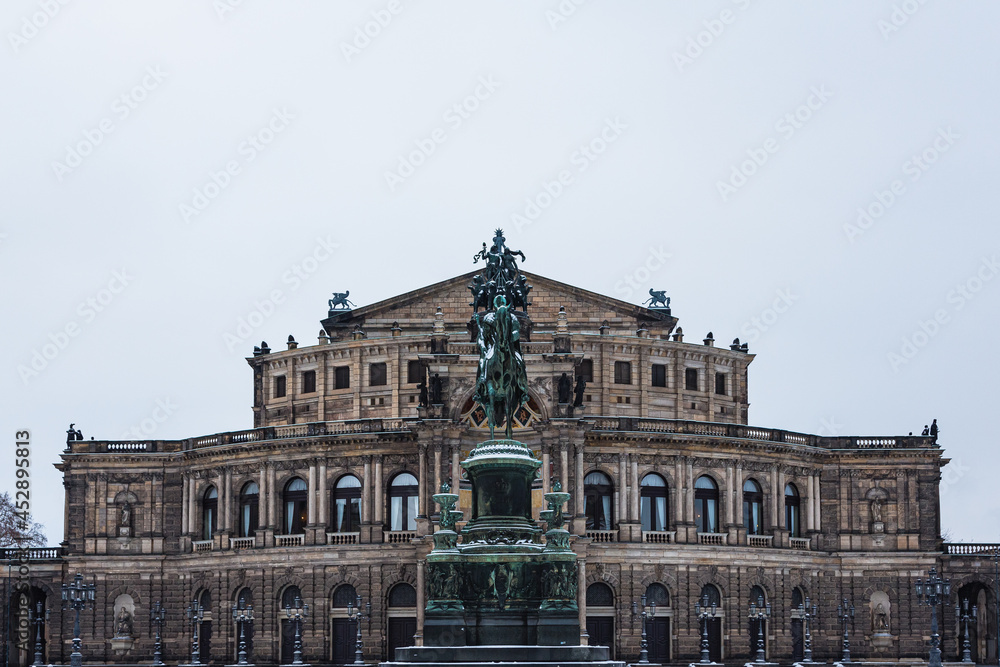 ドイツ　ドレスデンの旧市街の劇場広場に建つゼンパー・オーパーとヨハン王の像
