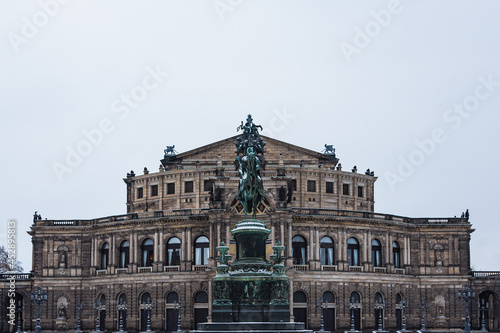 ドイツ ドレスデンの旧市街の劇場広場に建つゼンパー・オーパーとヨハン王の像