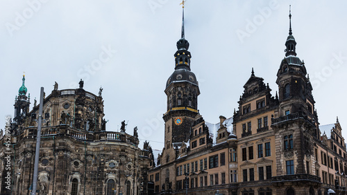 ドイツ　ドレスデンの旧市街のドレスデン城とカトリック旧宮廷教会 © pespiero