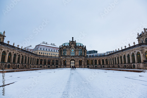 ドイツ ドレスデンの旧市街のツヴィンガー宮殿の雪の積もった庭園