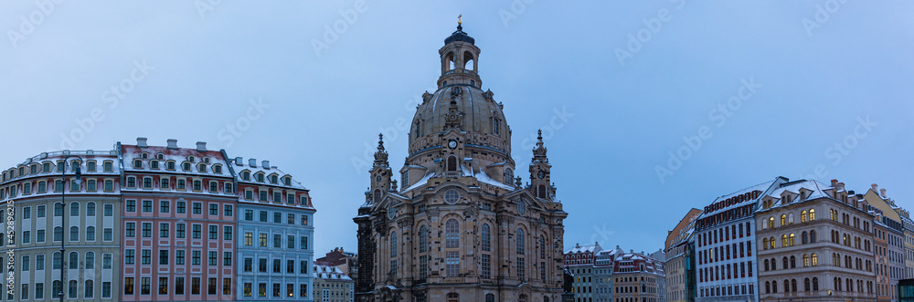 ドイツ　ドレスデンのノイマルクト広場に建つ雪の積もった聖母教会