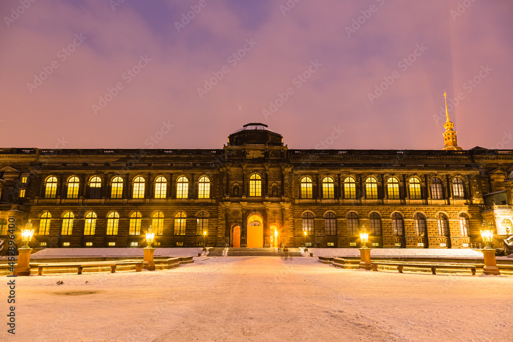ドイツ　ドレスデンのライトアップされたツヴィンガー宮殿の雪の積もった庭園とアルテ・マイスター絵画館