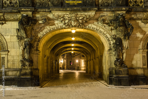 ドイツ　夜のドレスデンの旧市街の門　Georgentor photo