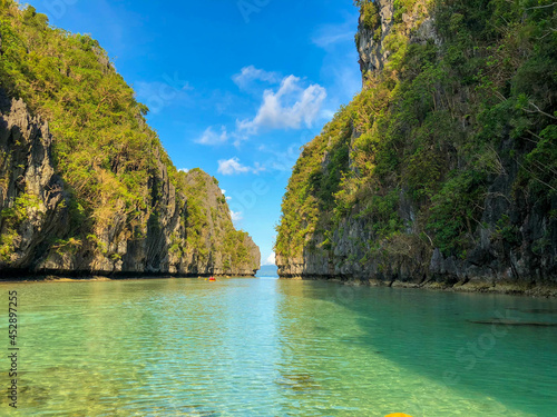 フィリピンのパラワン州エルニドを観光している風景Scenery of sightseeing in El Nido, Palawan, Philippines. © Hello UG