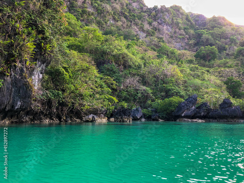 フィリピンのパラワン州エルニドの自然を観光している風景 Scenery of nature sightseeing in El Nido, Palawan, Philippines. © Hello UG