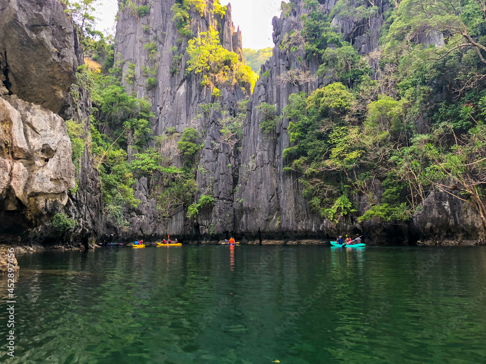 Fototapeta premium フィリピンのパラワン州エルニドの自然を観光している風景 Scenery of nature sightseeing in El Nido, Palawan, Philippines.