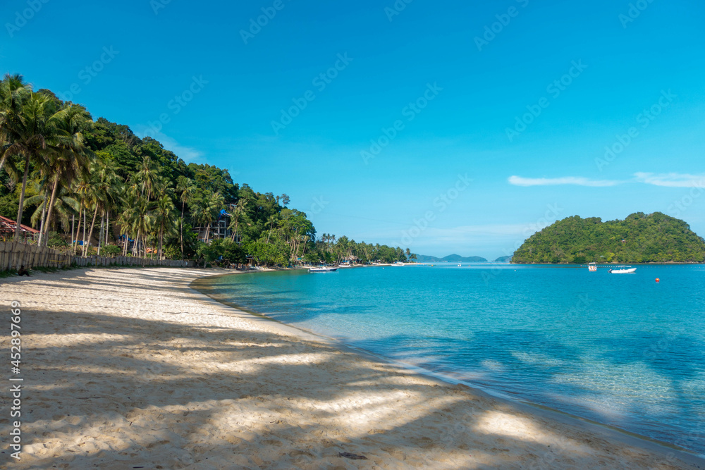 Obraz premium フィリピンのパラワン州エルニドの自然を観光している風景 Scenery of nature sightseeing in El Nido, Palawan, Philippines.