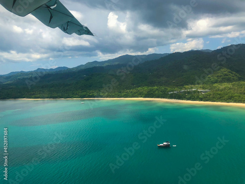 Wallpaper Mural フィリピンのパラワン州エルニドの自然を観光している風景 Scenery of nature sightseeing in El Nido, Palawan, Philippines. Torontodigital.ca