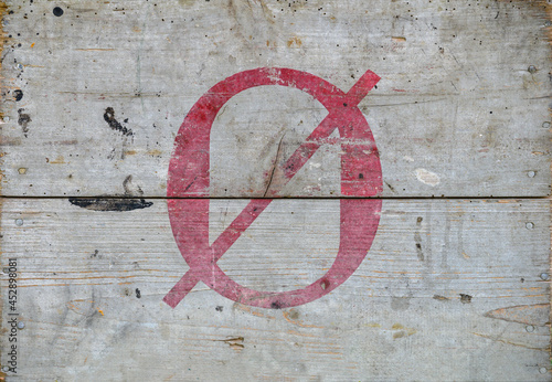 Dänischer Buchstabe für Insel auf alter Holzkiste