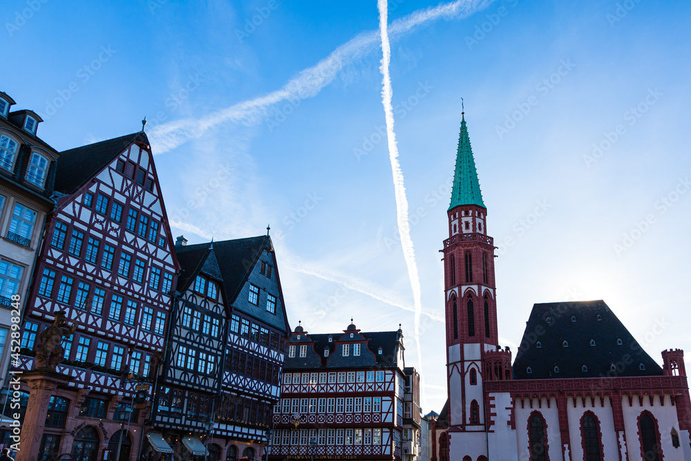 ドイツ フランクフルト・アム・マインのアルトシュタットのレーマー広場の街並みと旧ニコライ教会 StockFoto Adobe Stock
