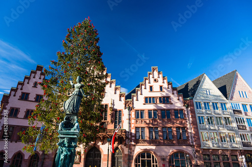 ドイツ　フランクフルト・アム・マインのアルトシュタットのレーマー広場の市庁舎と正義の泉 photo