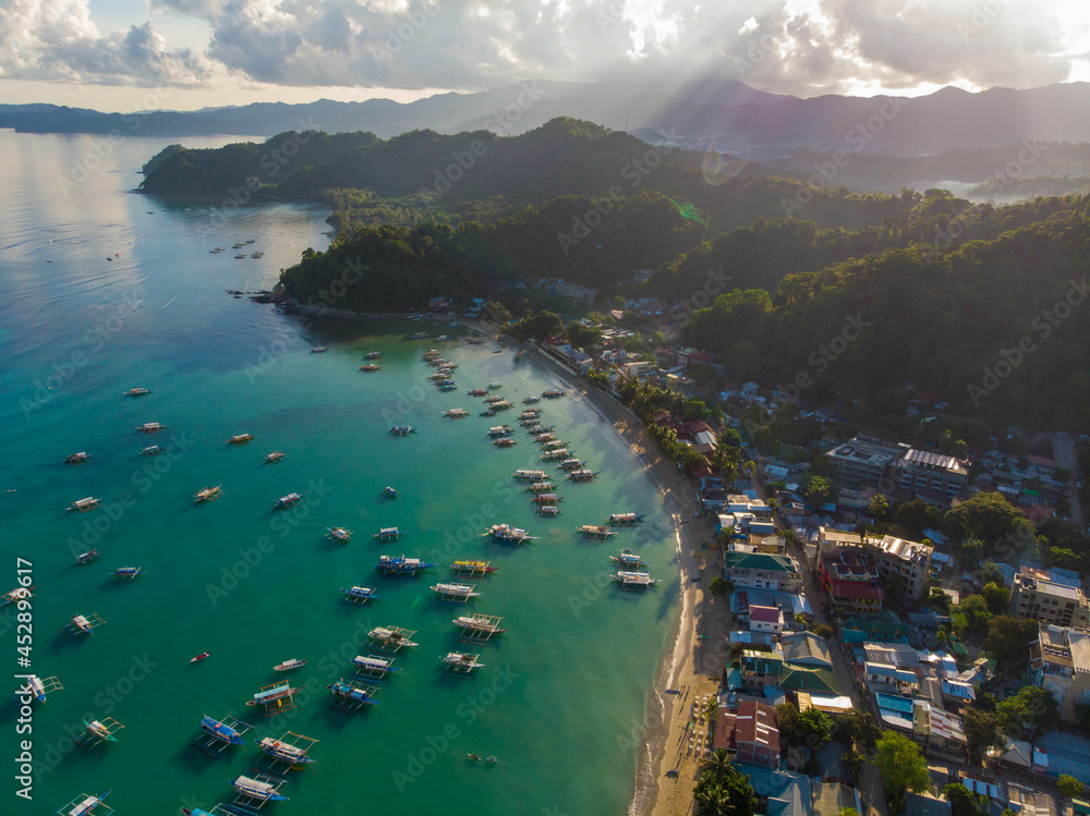 Fototapeta premium フィリピンのパラワン州エルニド周辺をドローンで空から撮影した空撮写真 Aerial photo taken from the sky with a drone around El Nido, Palawan, Philippines.
